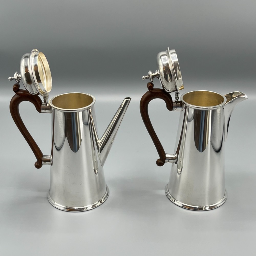 Edwardian Quality Silver Plated Coffee Pot & Hot Water Jug Set View XIII