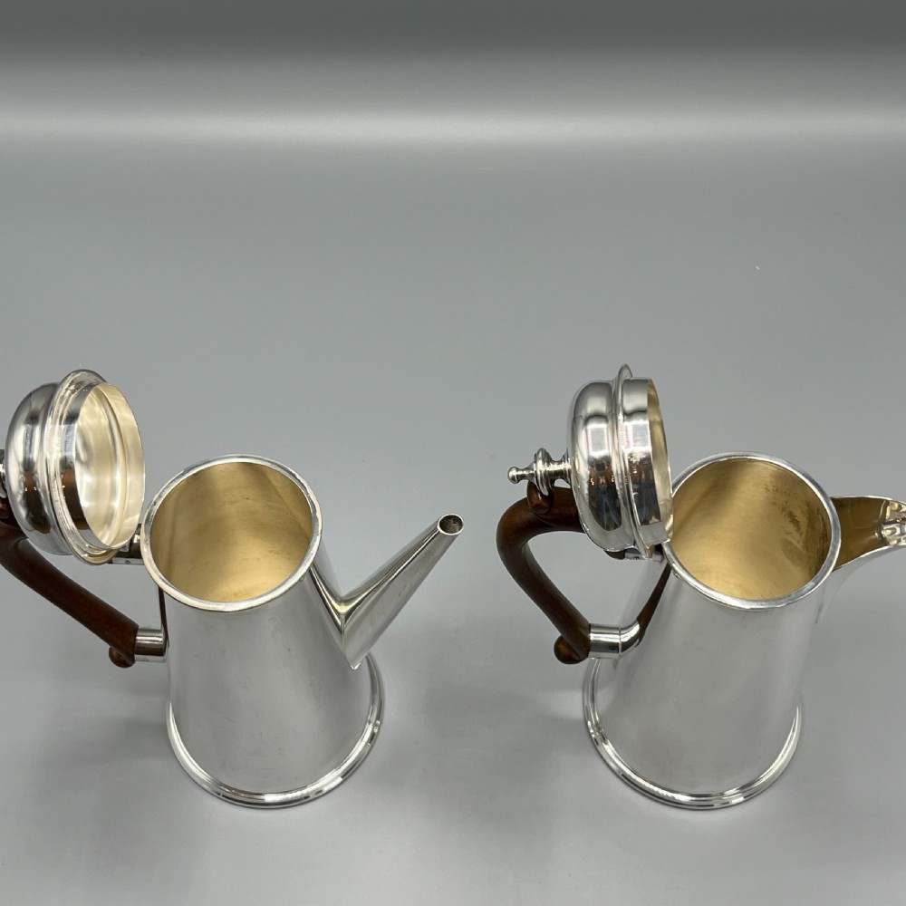 Edwardian Quality Silver Plated Coffee Pot & Hot Water Jug Set View XIV