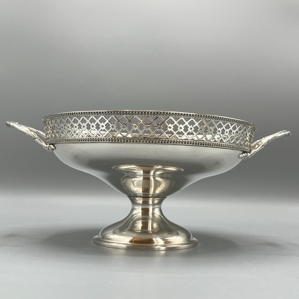 Art Deco Silver Plated Pedestal Bowl / Tazza / Fruit Dish By Walker & Hall View IV