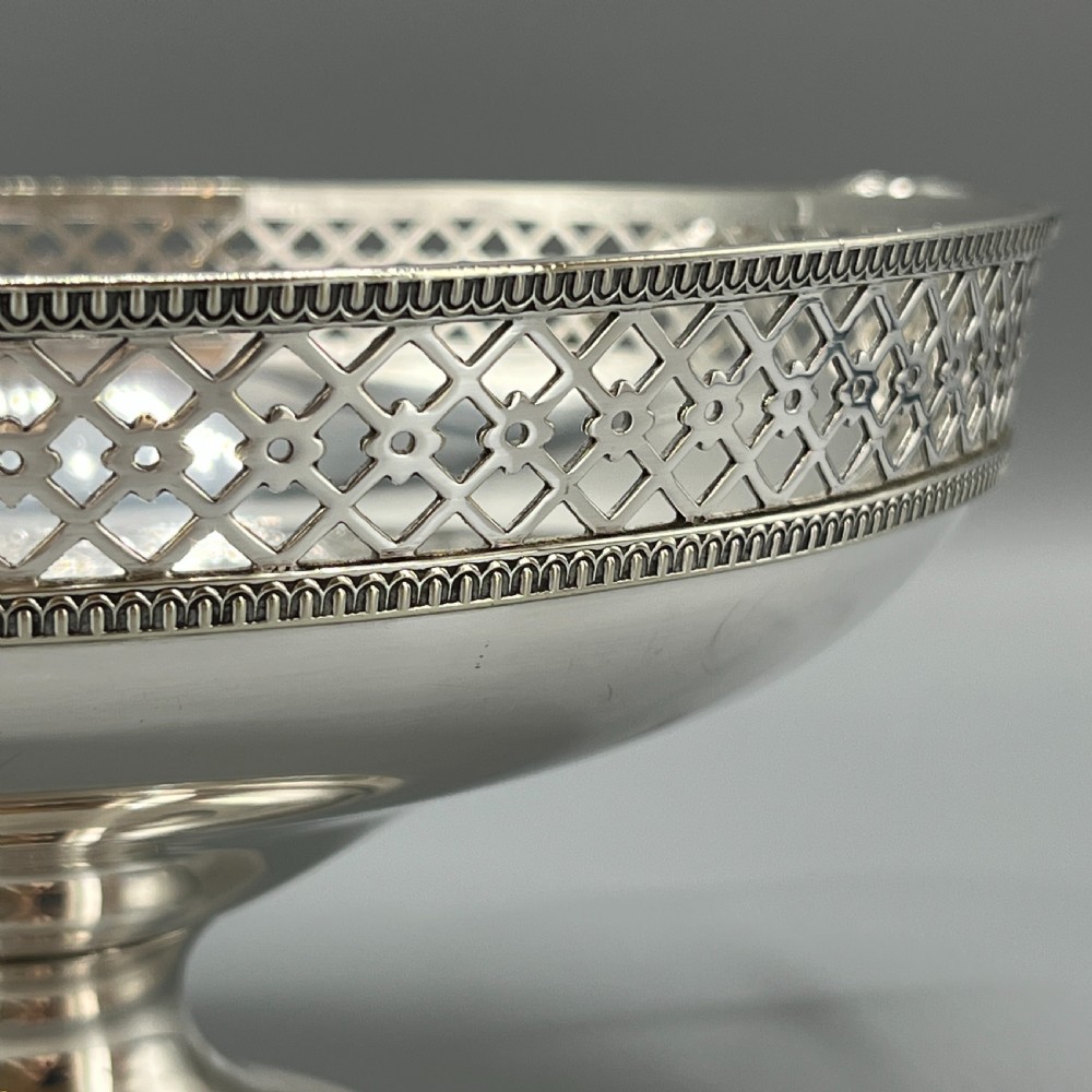 Art Deco Silver Plated Pedestal Bowl / Tazza / Fruit Dish By Walker & Hall View V