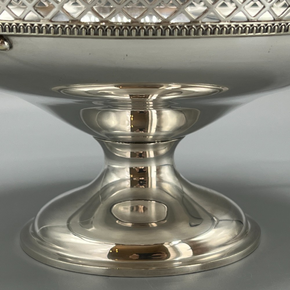 Art Deco Silver Plated Pedestal Bowl / Tazza / Fruit Dish By Walker & Hall View VII