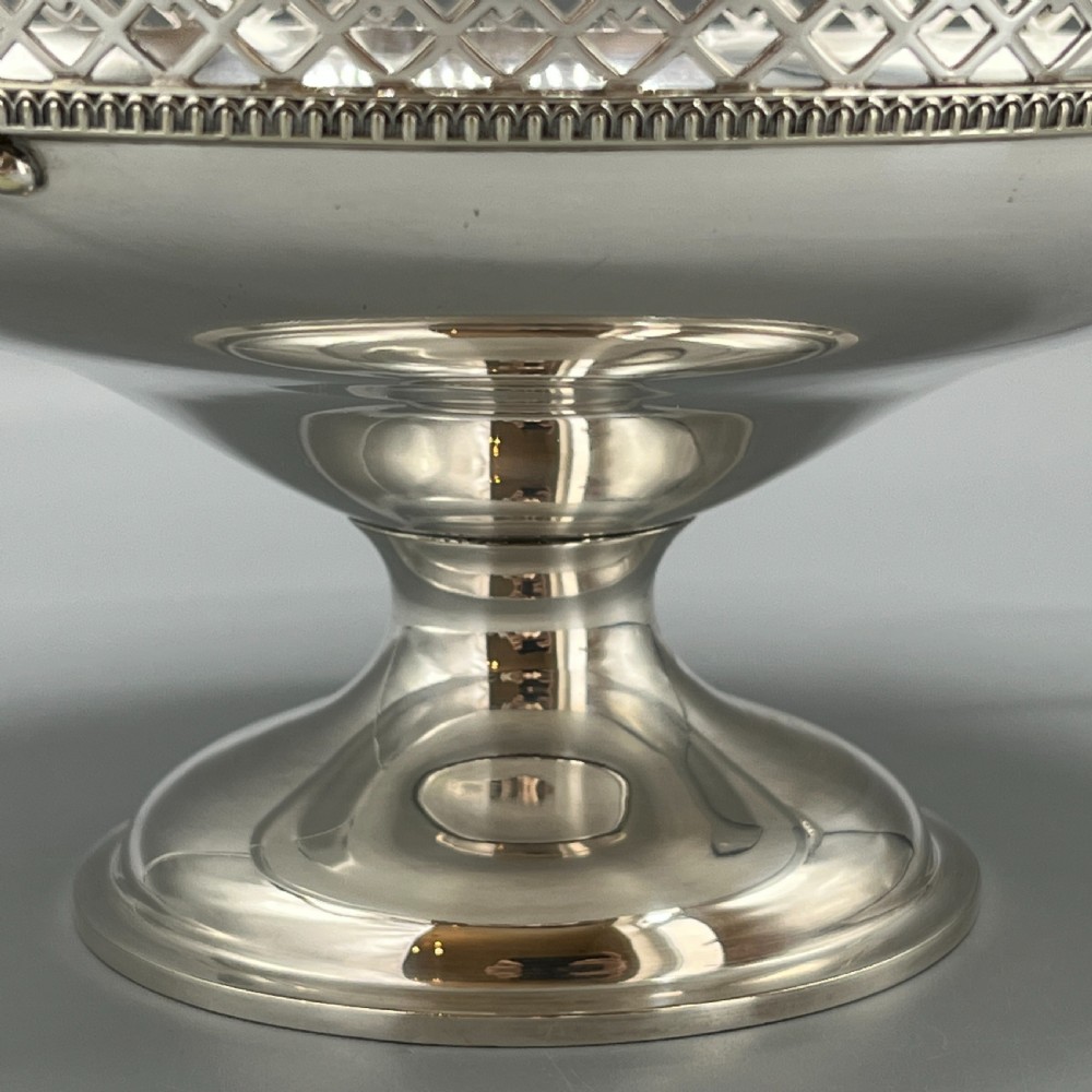 Art Deco Silver Plated Pedestal Bowl / Tazza / Fruit Dish By Walker & Hall View VIII
