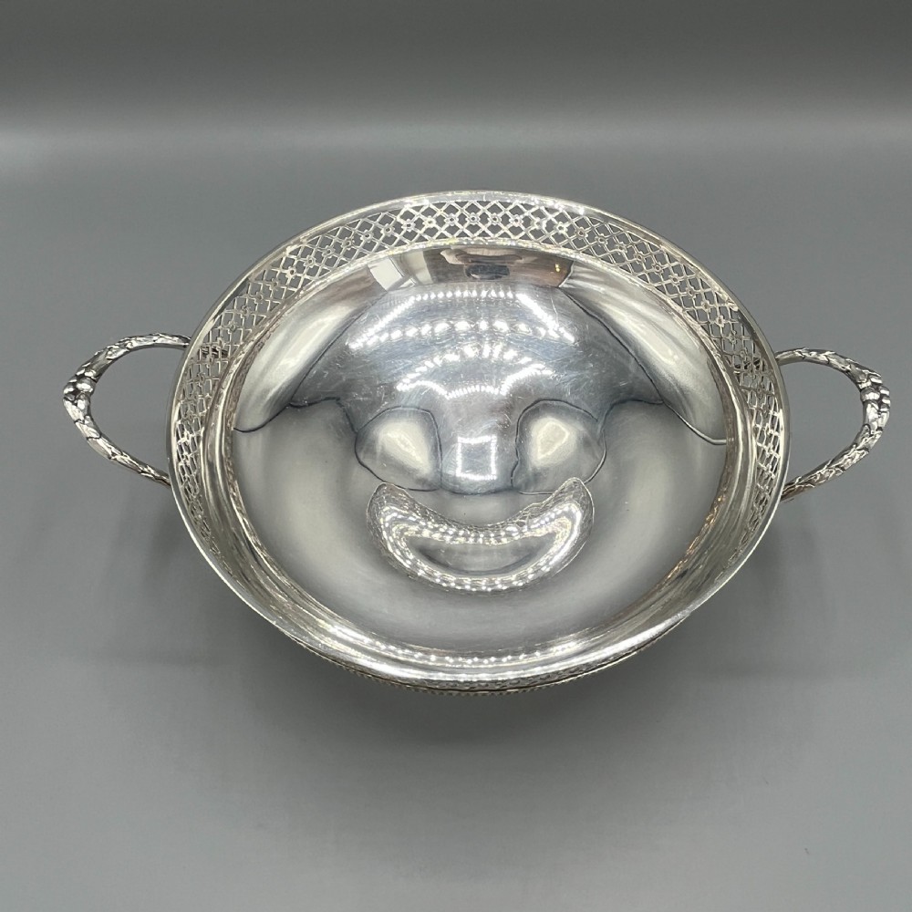 Art Deco Silver Plated Pedestal Bowl / Tazza / Fruit Dish By Walker & Hall View X