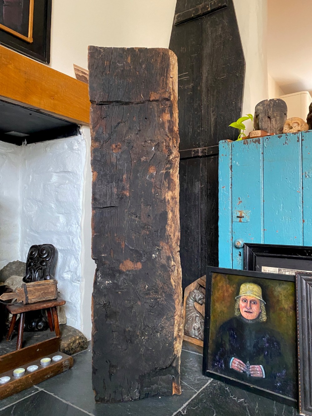 A tall, hand-hewn 17th-century solid oak beam featuring multiple dark apotropaic taper burn marks along its weathered wood surface. View XV