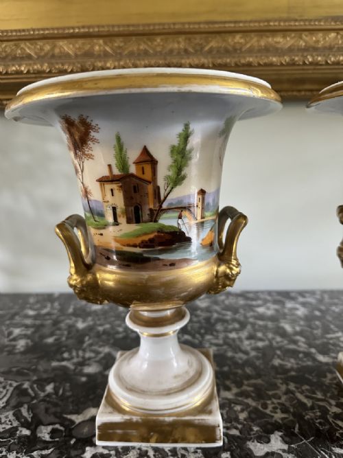 PAIR OF 19TH CENTURY PORCELAIN MEDICI VASES - ADDITIONAL PHOTO 1