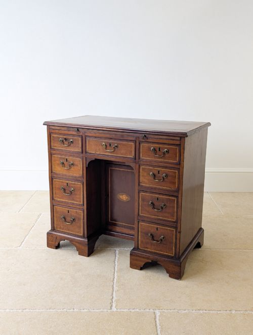 ANTIQUE GEORGIAN SHERATON MAHOGANY KNEEHOLE DESK C1790