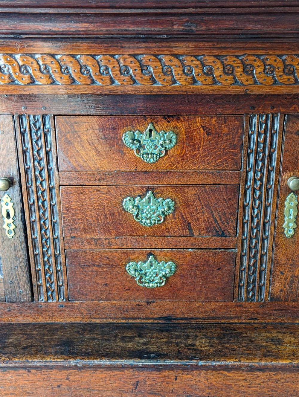 Antique 18th Century Welsh Oak Court Cupboard / Didarn View IX