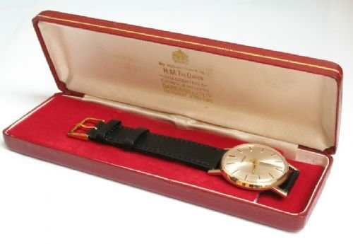 fig 4. STUNNING SOLID 9ct GOLD GARRARD MENS WATCH
