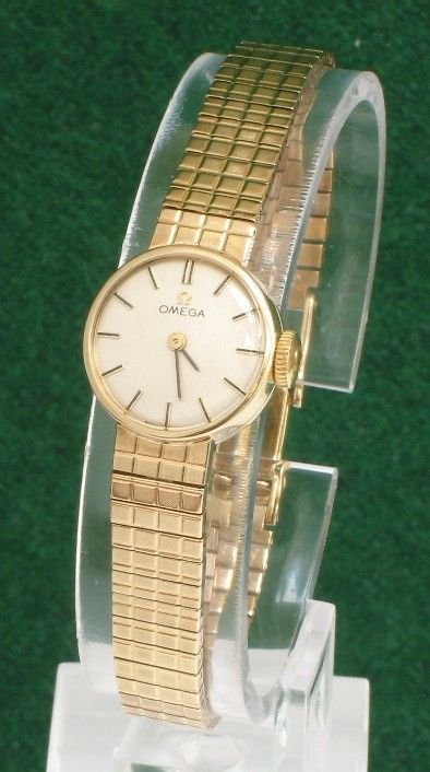 Exquisite Solid 9ct Omega Ladies Wristwatch C1960