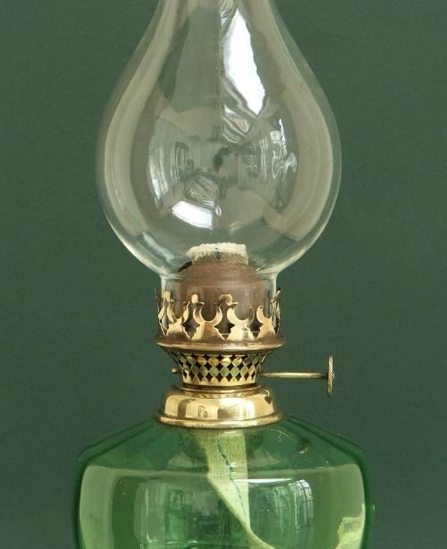 fig 1. BEAUTIFUL VICTORIAN CAST IRON AND GREEN GLASS OIL LAMP C1890