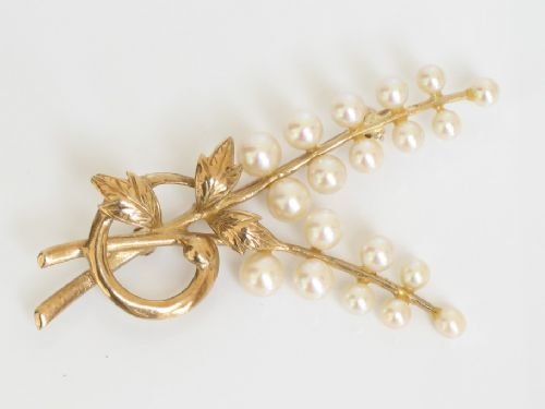 fig 2. EXQUISITE 9CT GOLD AND SPRAY OF PEARLS BROOCH