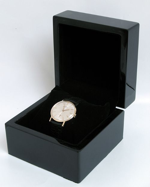 fig 6. STUNNING SOLID 18ct GOLD MOVADO CALIBRE 135 MENS WATCH 1960