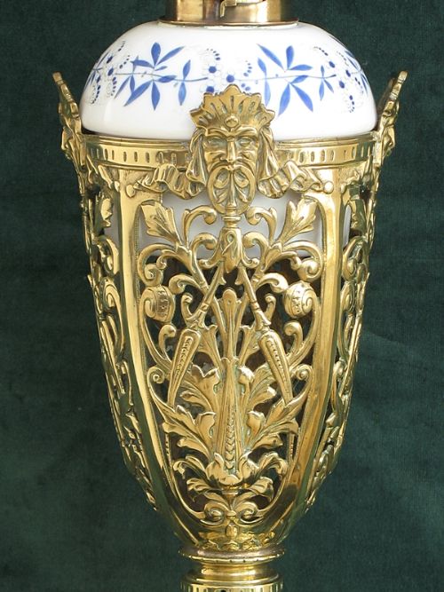 fig 2. BEAUTIFUL LARGE HIGHLY DECORATIVE EDWARDIAN SOLID BRASS OIL LAMP C1910