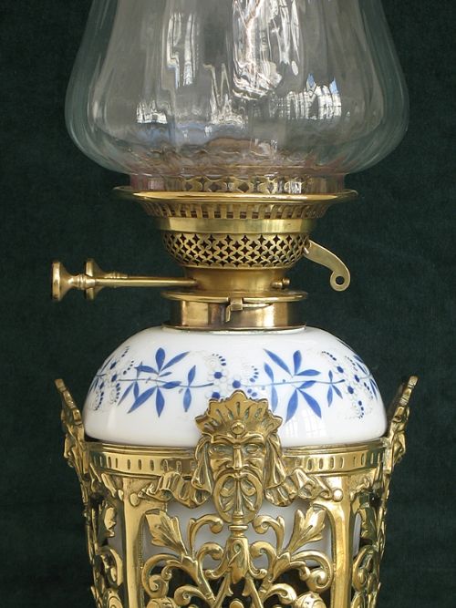fig 3. BEAUTIFUL LARGE HIGHLY DECORATIVE EDWARDIAN SOLID BRASS OIL LAMP C1910