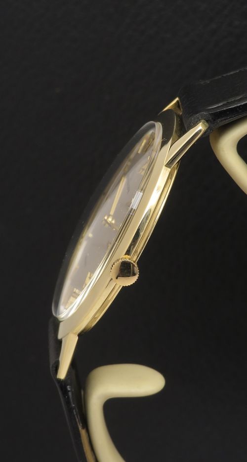 fig 3. Solid 18ct Gold ultra thin Universal Geneve Deluxe Microrotor automatic watch c1968