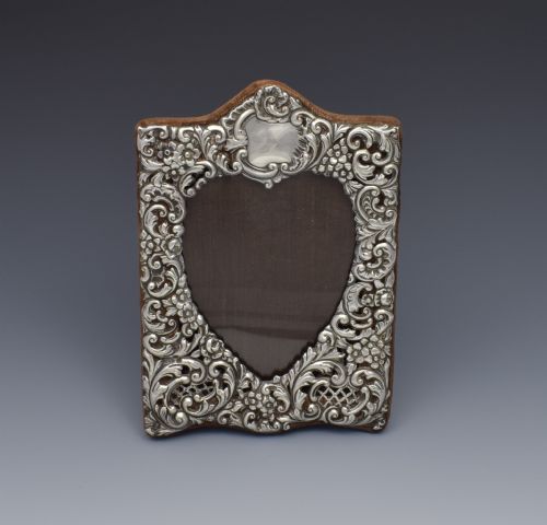 fig 1. Victorian Silver Heart Photograph Frame Goldsmiths & Silversmiths Co.