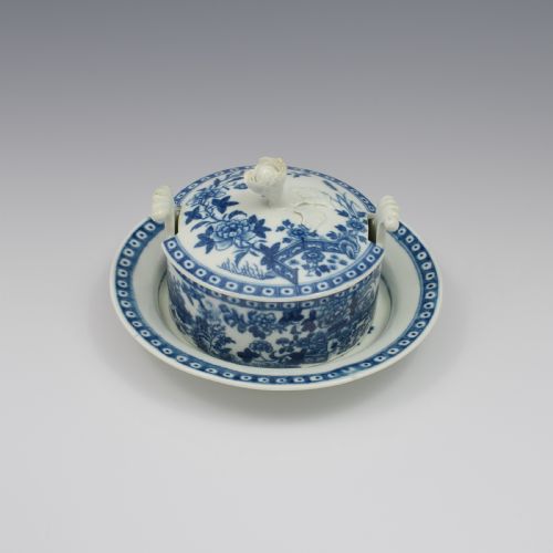 First Period Worcester Porcelain Butter Tub & Stand Fence Pattern C.1770
