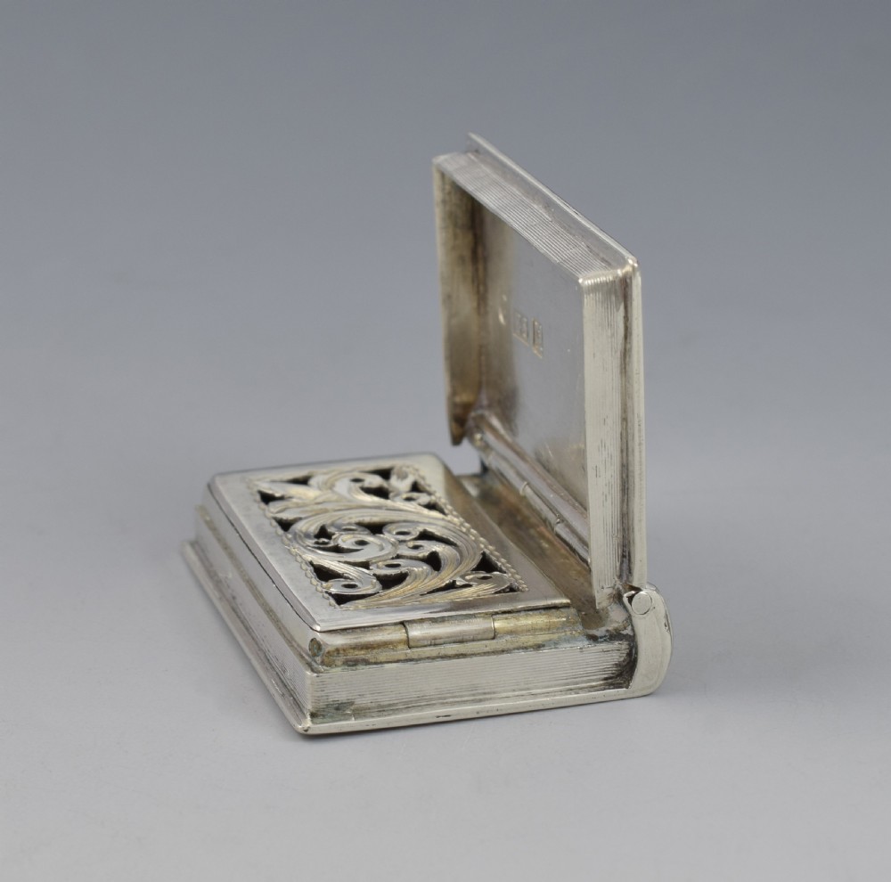 Early Victorian Silver Novelty Book Vinaigrette Edward Smith 1847 View XIII