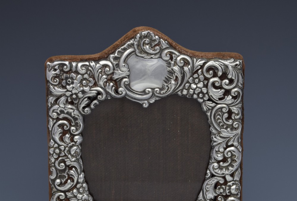 Victorian Silver Heart Photograph Frame Goldsmiths & Silversmiths Co. View III