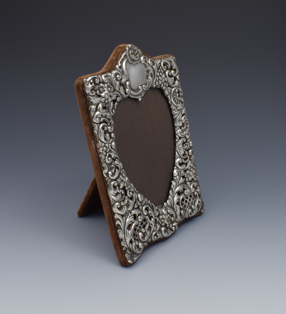 Victorian Silver Heart Photograph Frame Goldsmiths & Silversmiths Co. View VII