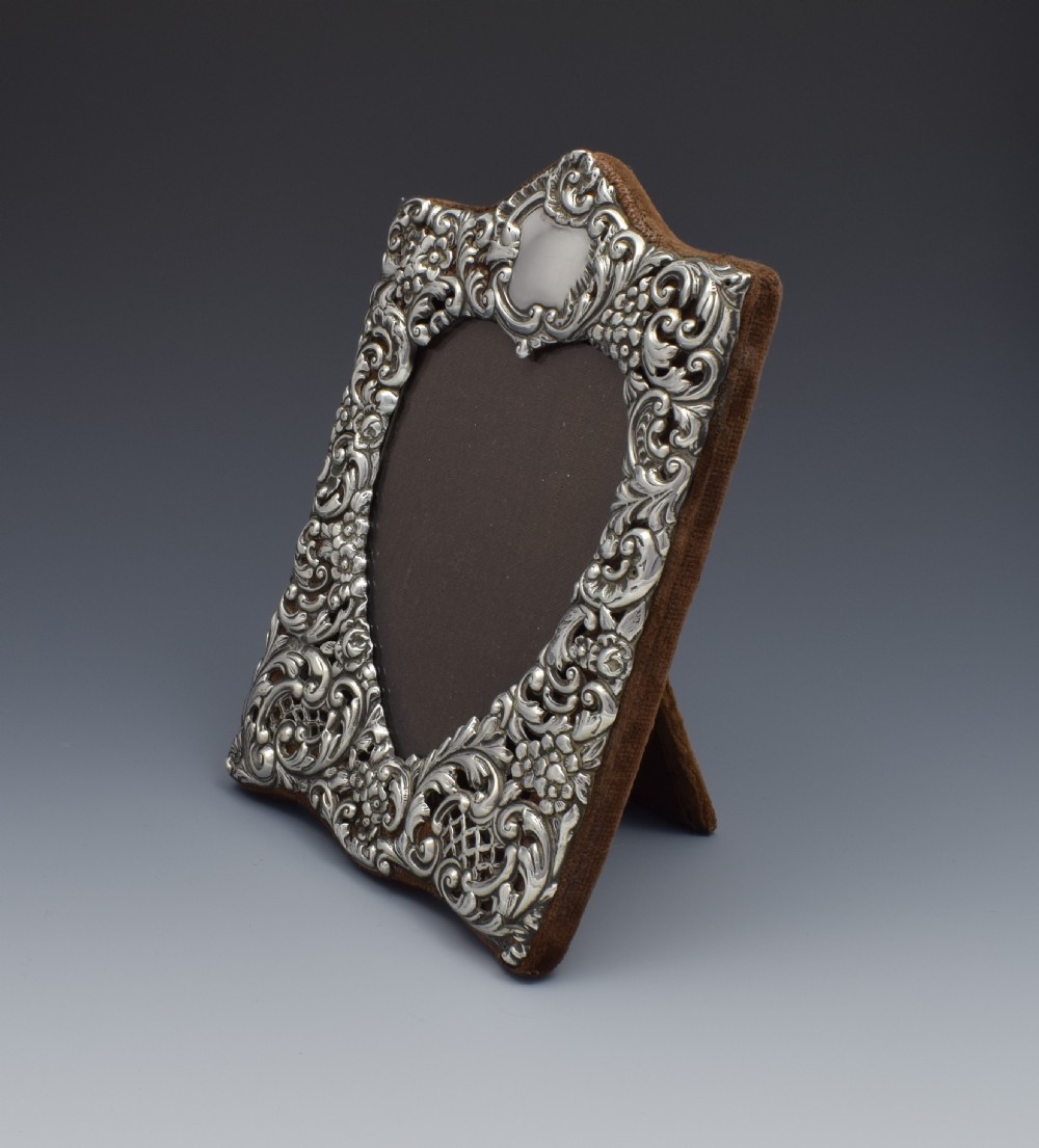 Victorian Silver Heart Photograph Frame Goldsmiths & Silversmiths Co. View XI