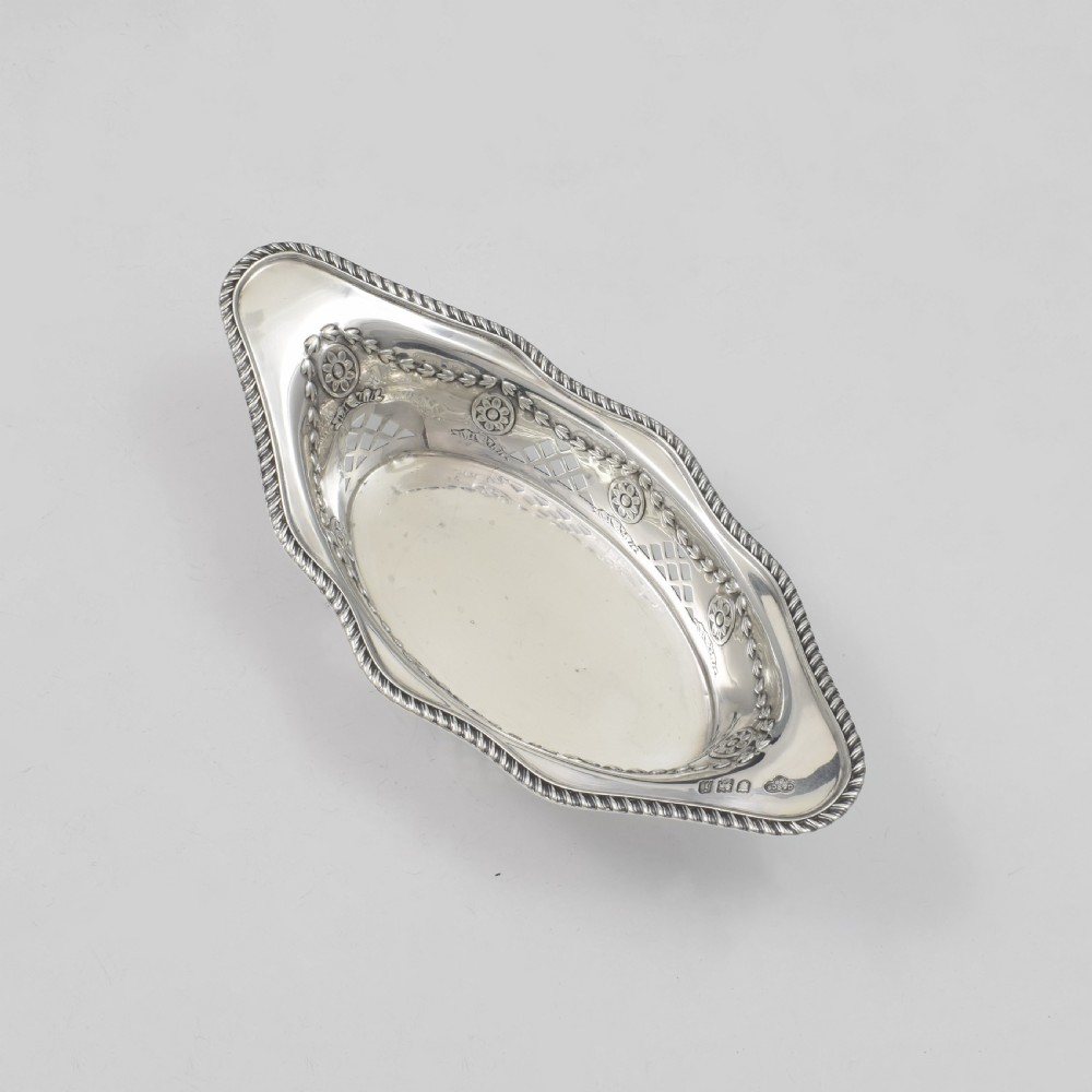 Edwardian Pierced Silver Bonbon / Trinket Dish Goldsmiths & Silversmiths Co. View II
