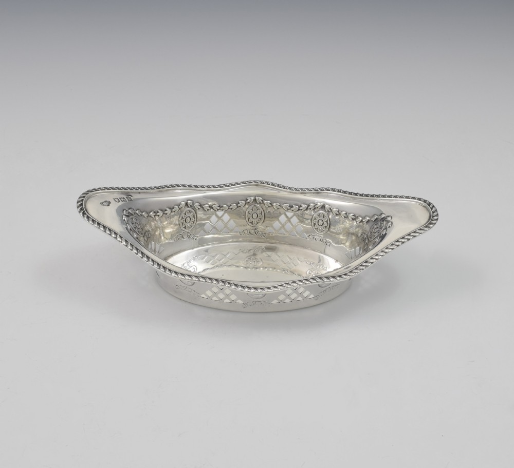 Edwardian Pierced Silver Bonbon / Trinket Dish Goldsmiths & Silversmiths Co. View V