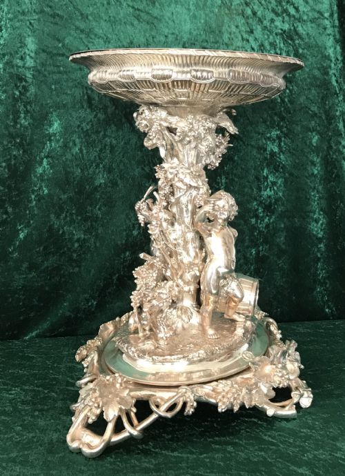 Most Decorative   Good and Large Centrepiece