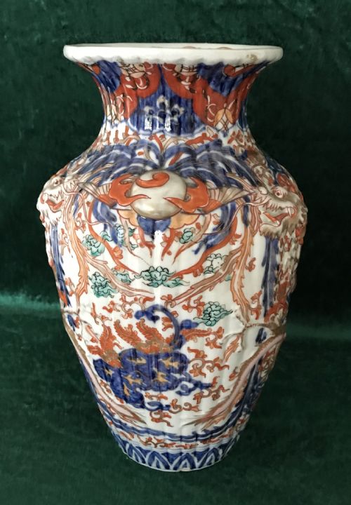 RIBBED AND MOULDED IMARI VASE CIRCA 1900 - ADDITIONAL PHOTO 3