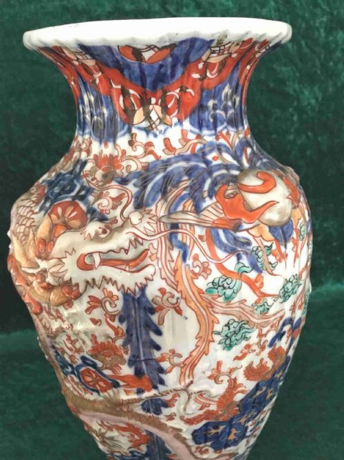 RIBBED AND MOULDED IMARI VASE CIRCA 1900 - ADDITIONAL PHOTO 1