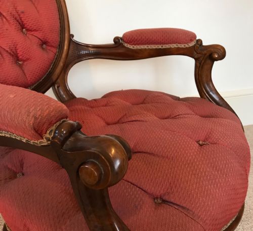 A PAIR OF VICTORIAN WALNUT CHAIRS BUTTON BACK ARM CHAIRS CIRCA 1875 - ADDITIONAL PHOTO 3