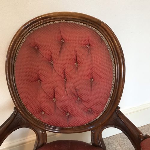 A PAIR OF VICTORIAN WALNUT CHAIRS BUTTON BACK ARM CHAIRS CIRCA 1875 - ADDITIONAL PHOTO 4