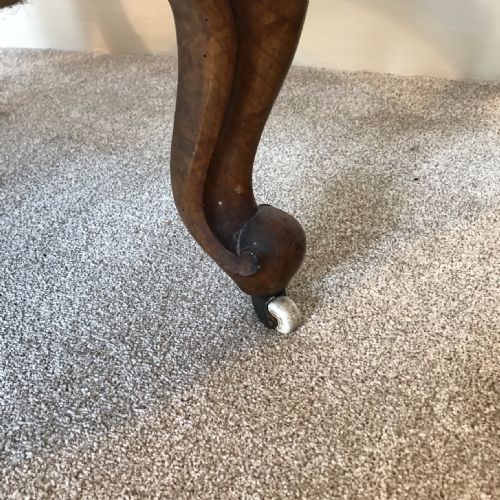 A PAIR OF VICTORIAN WALNUT CHAIRS BUTTON BACK ARM CHAIRS CIRCA 1875 - ADDITIONAL PHOTO 5