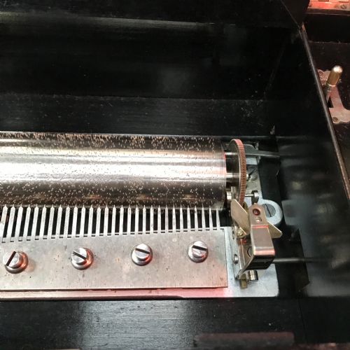 A GOOD QUALITY VICTORIAN MUSIC BOX CIRCA 1875 - ADDITIONAL PHOTO 1