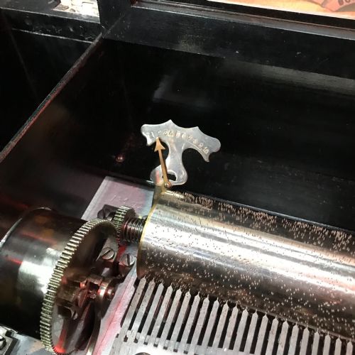 A GOOD QUALITY VICTORIAN MUSIC BOX CIRCA 1875 - ADDITIONAL PHOTO 3