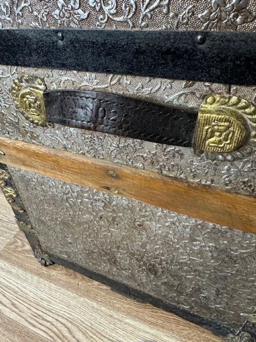 VICTORIAN TRAVELLING TRUNK CIRCA 1875 - ADDITIONAL PHOTO 2