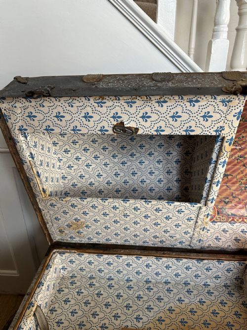 VICTORIAN TRAVELLING TRUNK CIRCA 1875 - ADDITIONAL PHOTO 5
