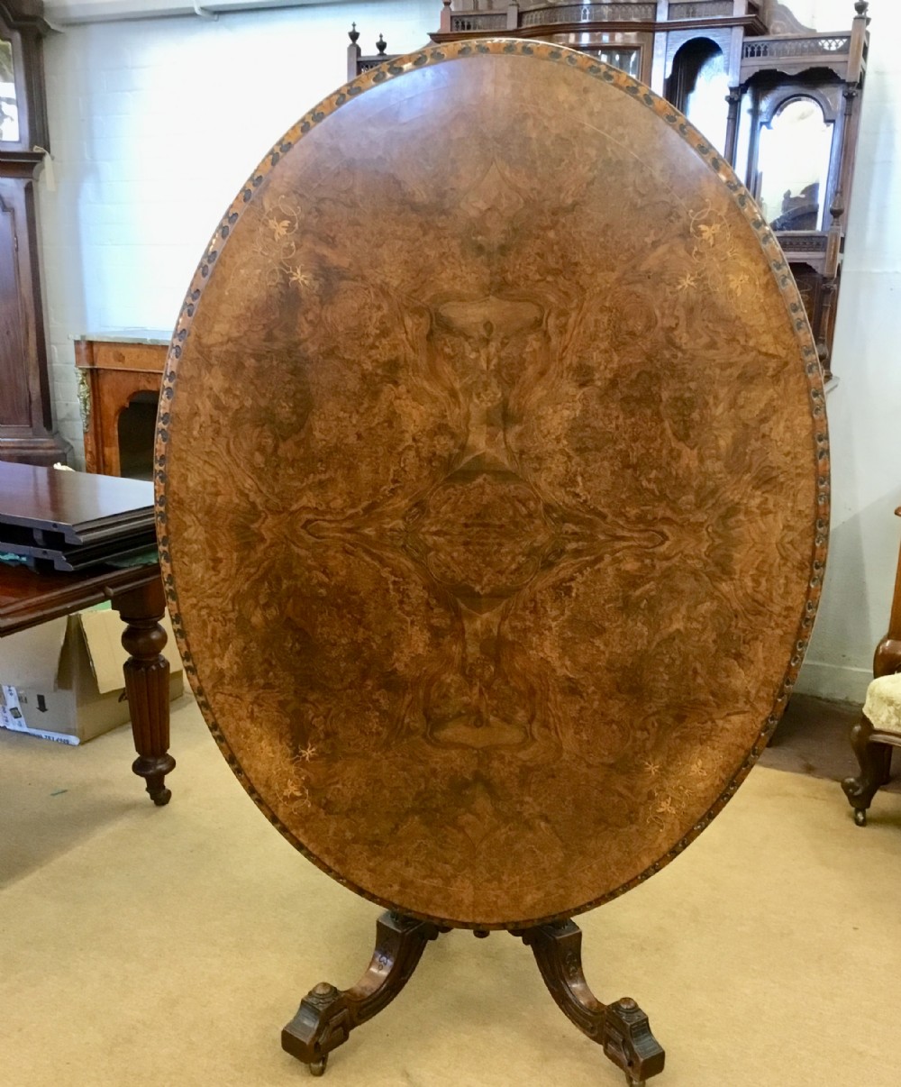 VICTORIAN WALNUT OVAL PEDESTAL TABLE