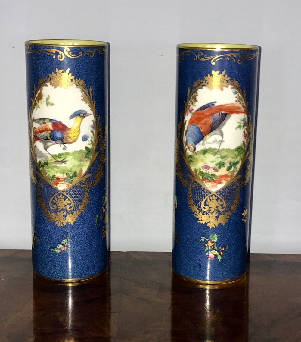  A pair of ROYAL DOULTON  vases 
