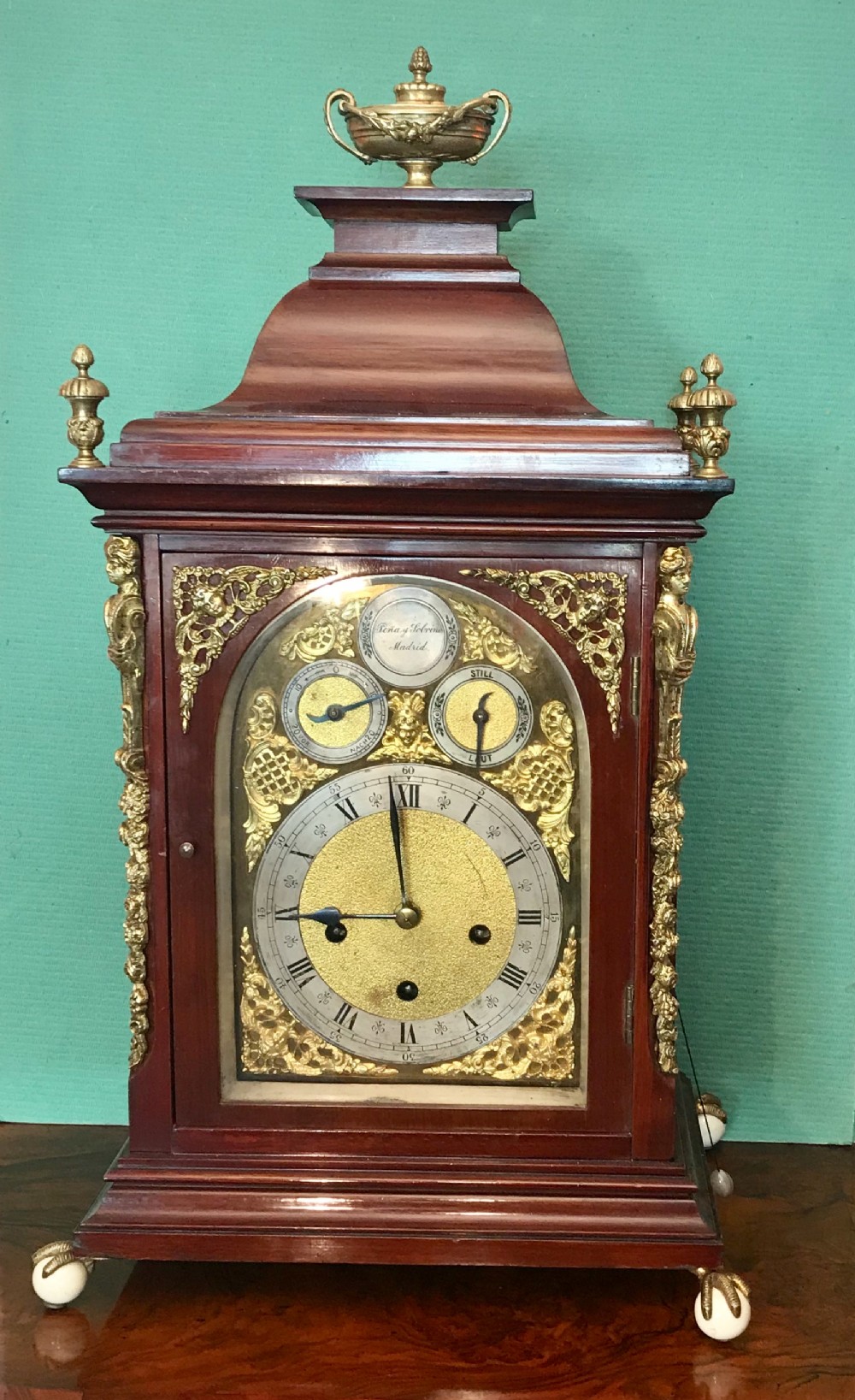  A good and large table or boardroom clock
