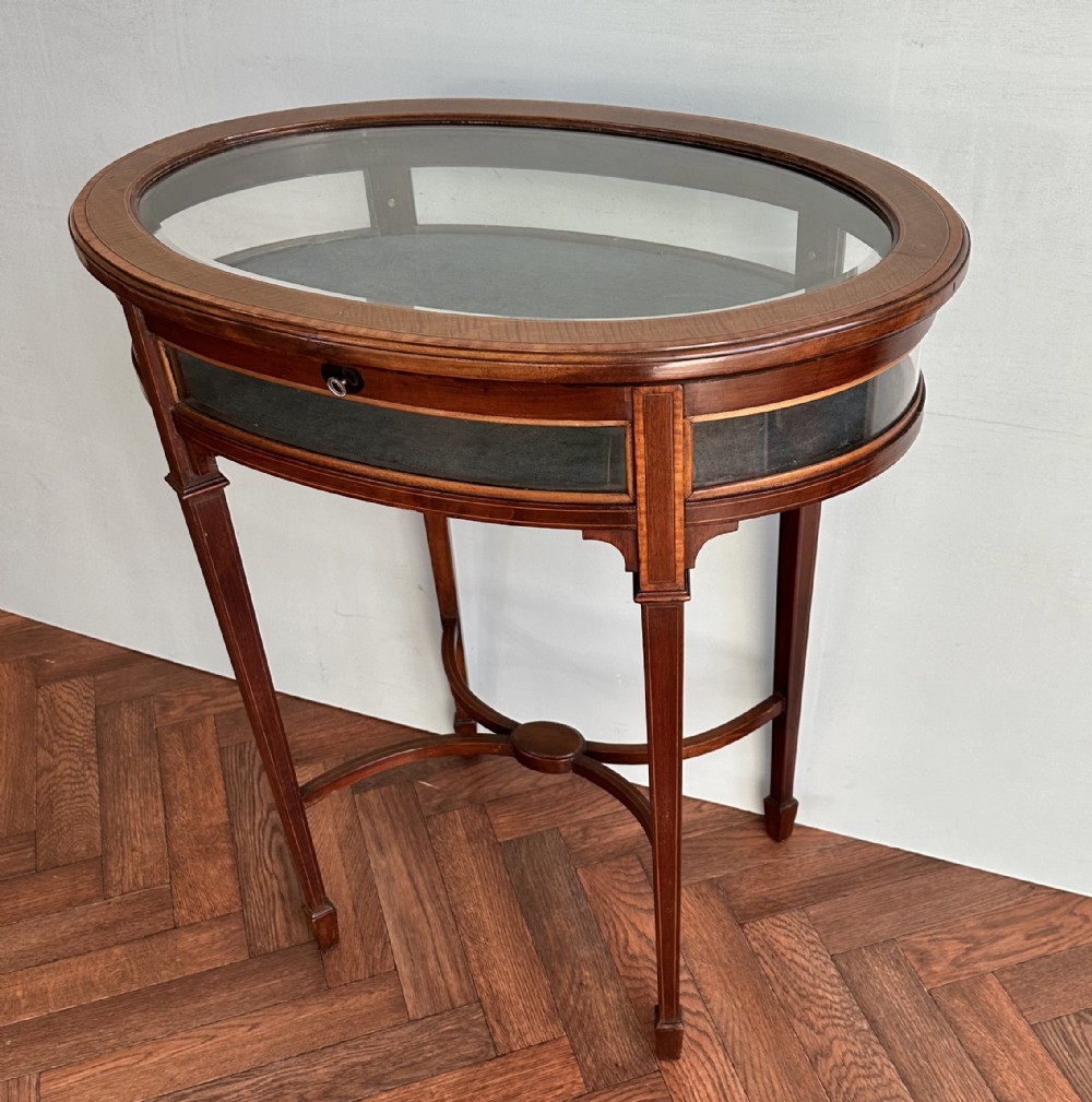 Bijouterie cabinet Circa 1900. Vitrine. Display cabinet.