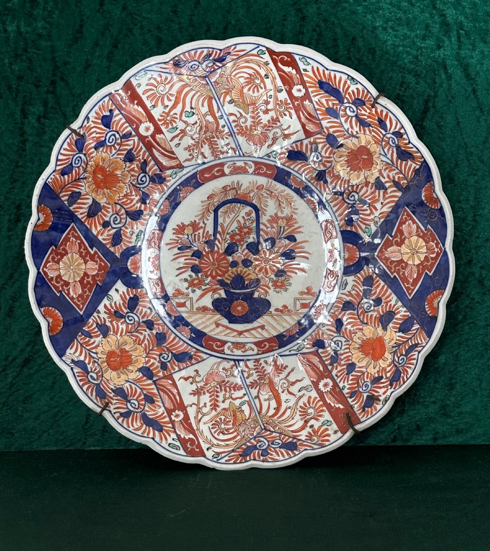 Good and large Imari charger circa 1900
