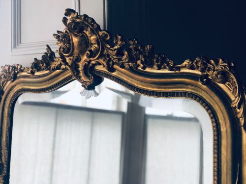 ANTIQUE FRENCH LOUIS XV CRESTED GILT LEANER MIRROR - ADDITIONAL PHOTO 1