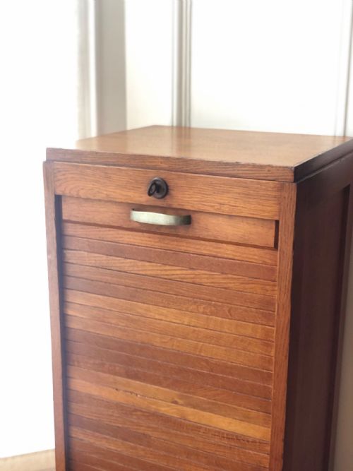 1930S VINTAGE FRENCH OAK TAMBOUR FILING CABINET - ADDITIONAL PHOTO 4