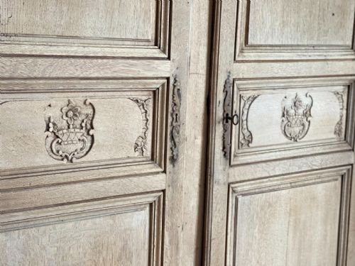 18TH CENTURY ANTIQUE FRENCH OAK ARMOIRE LINEN PRESS WITH HANGING RAIL - ADDITIONAL PHOTO 1