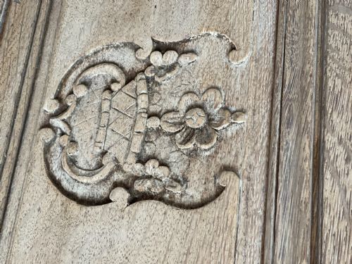 18TH CENTURY ANTIQUE FRENCH OAK ARMOIRE LINEN PRESS WITH HANGING RAIL - ADDITIONAL PHOTO 3