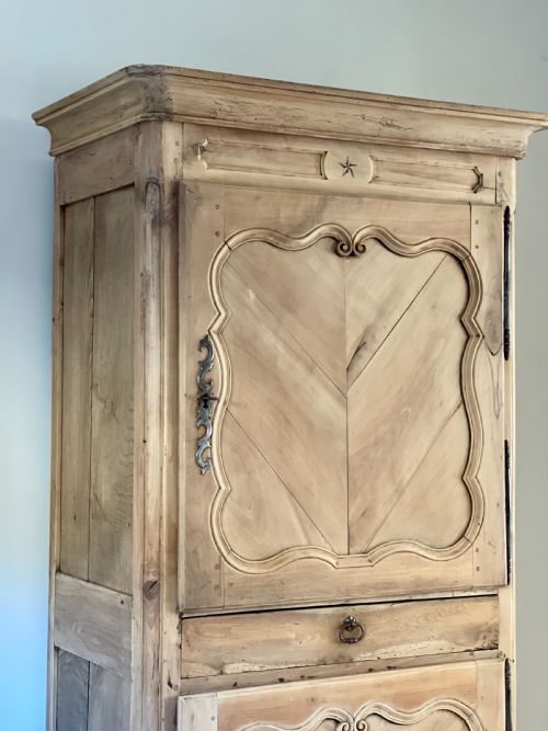 19TH CENTURY FRENCH BONNETIRE CUPBOARD - ADDITIONAL PHOTO 1