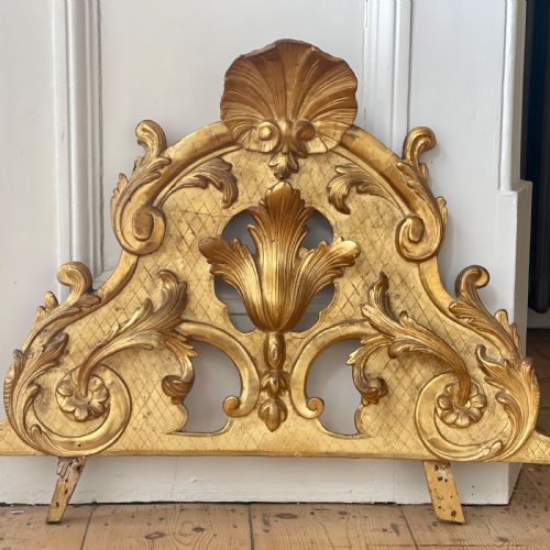 18th century french gilt wood crest - CATEGORY: ANTIQUE MISCELLANEOUS - DATED 18TH CENTURY