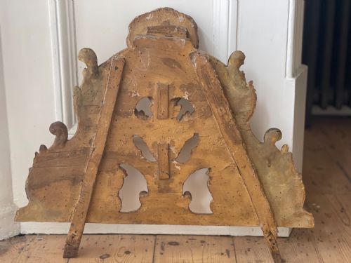 18TH CENTURY FRENCH GILT WOOD CREST - ADDITIONAL PHOTO 5