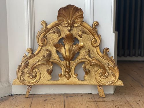 18TH CENTURY FRENCH GILT WOOD CREST - ADDITIONAL PHOTO 8